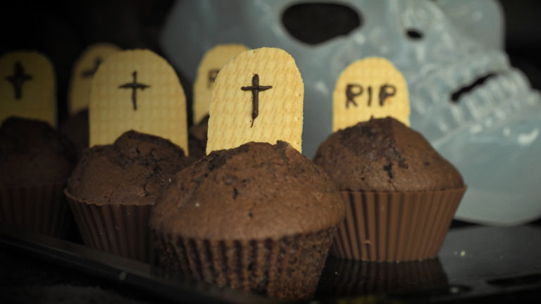 Halloweenske čokoládové muffiny (Strašidelne dobrý recept na nadýchaný a šťavnatý koláčik muffin)